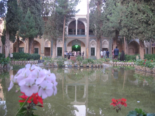 بازدید دانشجومعلمان پردیس امام علی (ع) گیلان  از بقعه متبرکه شاه نعمت الله ولی کرمان