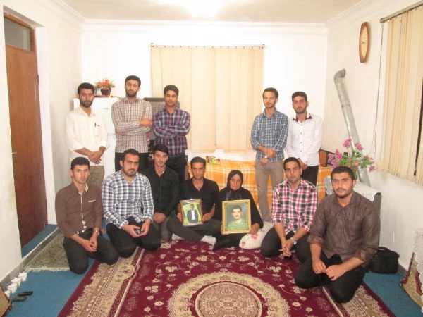 حضور یک جوان مؤمن و متدین  در یک مجموعه ى روستائى، در بین جوانان و مردم، مظهر مجسم آیه ى قرآن است.
                                                                                                                                      مقام معظم رهبری