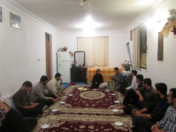 حضور یک جوان مؤمن و متدین  در یک مجموعه ى روستائى، در بین جوانان و مردم، مظهر مجسم آیه ى قرآن است.
                                                                                                                                      مقام معظم رهبری