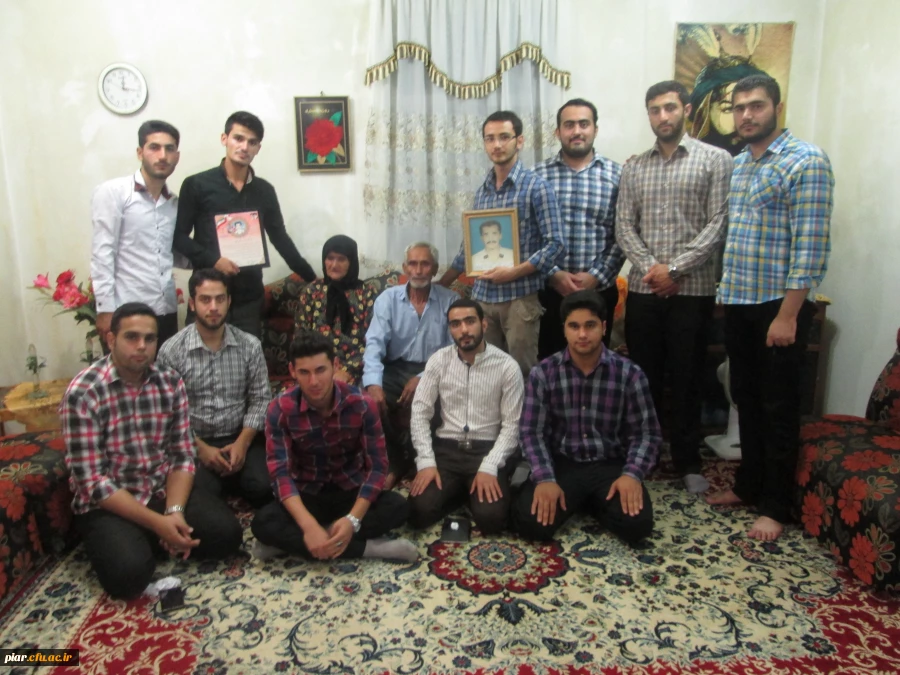 حضور یک جوان مؤمن و متدین  در یک مجموعه ى روستائى، در بین جوانان و مردم، مظهر مجسم آیه ى قرآن است.
                                                                                                                                      مقام معظم رهبری