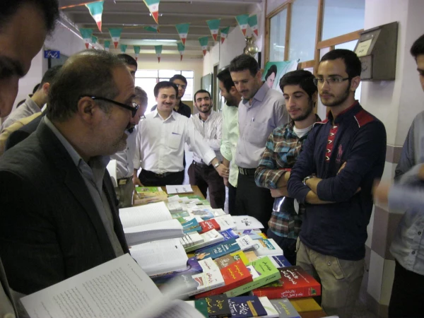 نمایش کتاب های اهدائی سازمان مرکزی به پردیس امام علی (ع) گیلان (برادران)