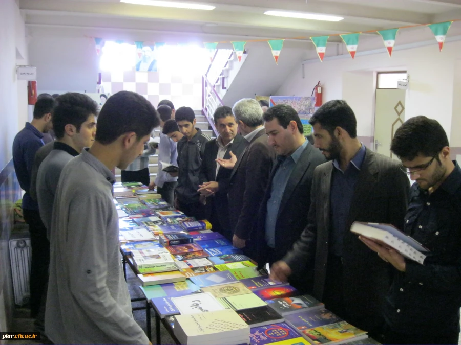 نمایش کتاب های اهدائی سازمان مرکزی به پردیس امام علی (ع) گیلان (برادران)