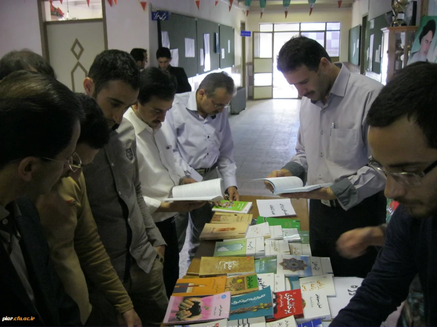 نمایش کتاب های اهدائی سازمان مرکزی به پردیس امام علی (ع) گیلان (برادران)