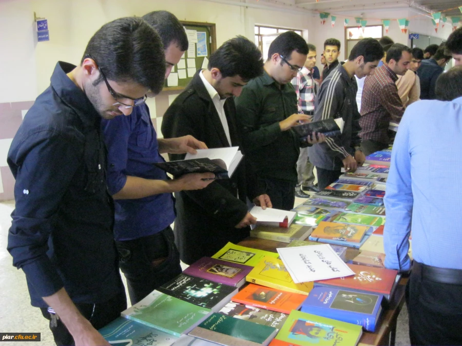 نمایش کتاب های اهدائی سازمان مرکزی به پردیس امام علی (ع) گیلان (برادران)