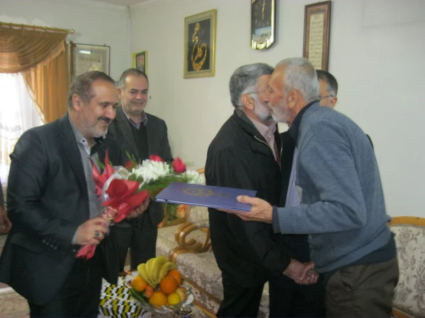 هیچ چیز شایسته تر از آن نیست که یاد و نام گرامی شهیدان و فداکاران راه خدا را بزرگ بداریم،سیدعلی خامنه ای