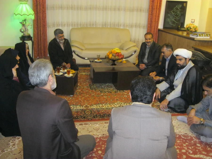 جانبازان عزیز ارزنده ترین یادگاریهاى دوران حماسه ى دفاع مقدس هستند. امام خامنه ای