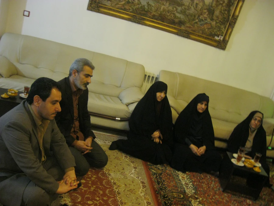 جانبازان عزیز ارزنده ترین یادگاریهاى دوران حماسه ى دفاع مقدس هستند. امام خامنه ای