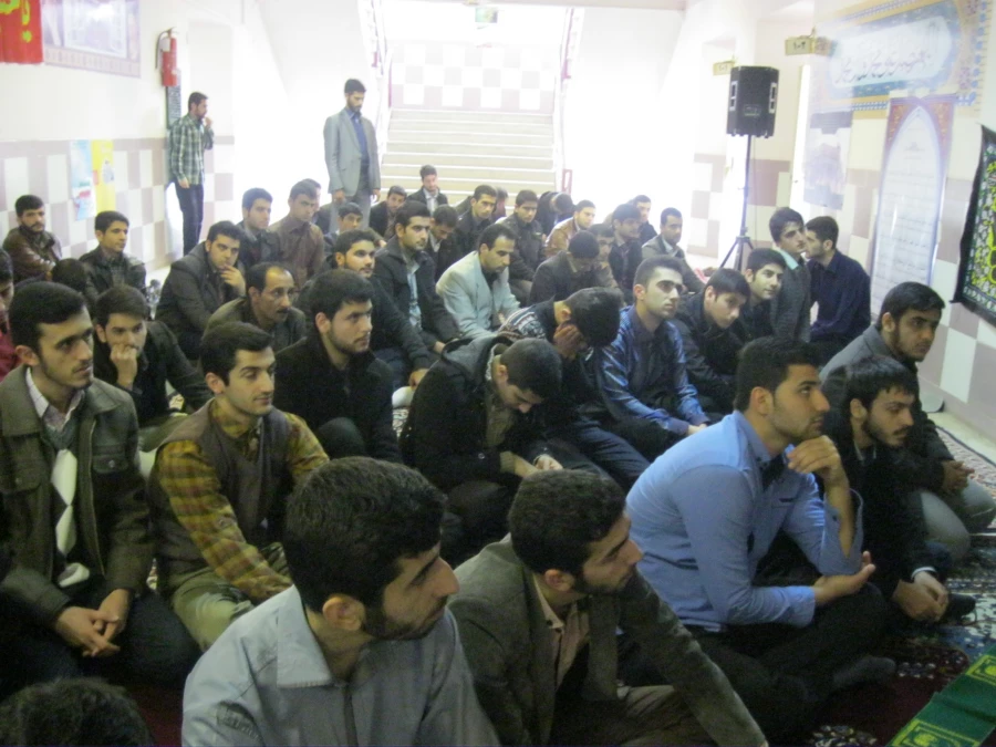 سیاه پوش بیست و هشتمین روز صفر، شانه به شانه آسمان فشرده در ابر مدینه مى گرییم.