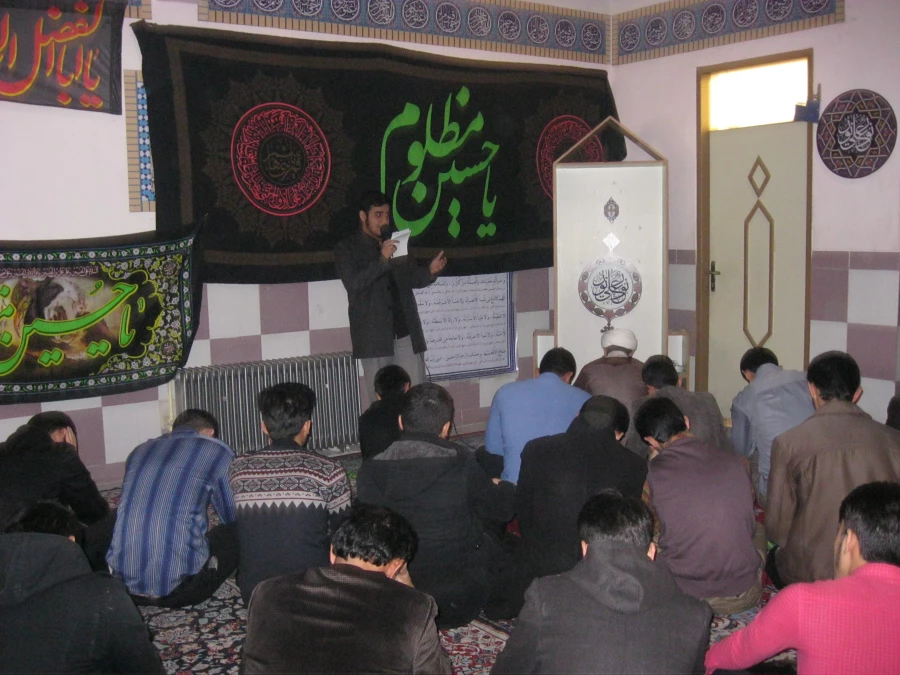 سیاه پوش بیست و هشتمین روز صفر، شانه به شانه آسمان فشرده در ابر مدینه مى گرییم.