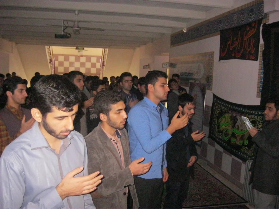 سیاه پوش بیست و هشتمین روز صفر، شانه به شانه آسمان فشرده در ابر مدینه مى گرییم.