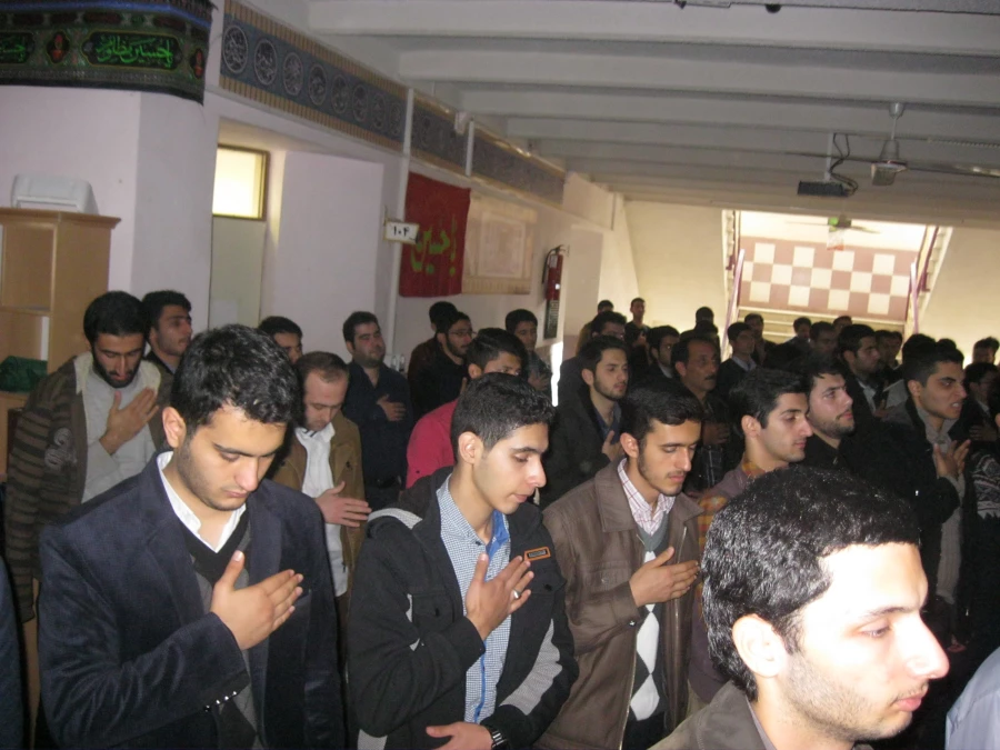 سیاه پوش بیست و هشتمین روز صفر، شانه به شانه آسمان فشرده در ابر مدینه مى گرییم.