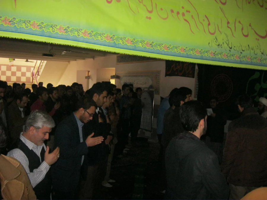 سیاه پوش بیست و هشتمین روز صفر، شانه به شانه آسمان فشرده در ابر مدینه مى گرییم.