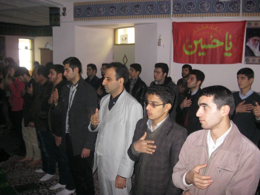 سیاه پوش بیست و هشتمین روز صفر، شانه به شانه آسمان فشرده در ابر مدینه مى گرییم.