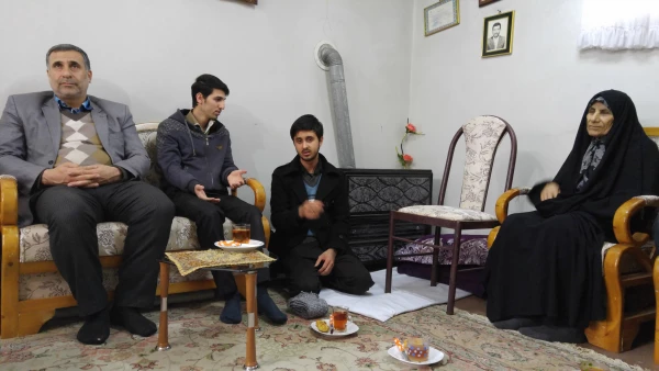 دیدار دانشجو معلمان با خانواده شهید صنعتی