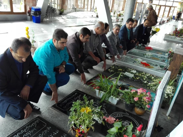 حضور اساتید ،کارکنان و دانشجویان پردیس امام علی (ع) در گلباران مزار شهدا