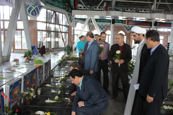 حضور اساتید ،کارکنان و دانشجویان پردیس امام علی (ع) در گلباران مزار شهدا