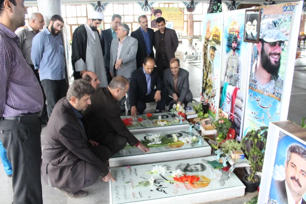 حضور اساتید ،کارکنان و دانشجویان پردیس امام علی (ع) در گلباران مزار شهدا