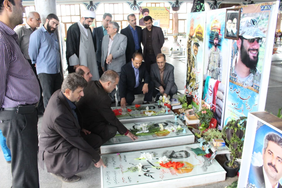 حضور اساتید ،کارکنان و دانشجویان پردیس امام علی (ع) در گلباران مزار شهدا