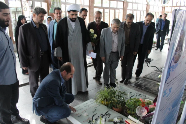 حضور اساتید ،کارکنان و دانشجویان پردیس امام علی (ع) در گلباران مزار شهدا