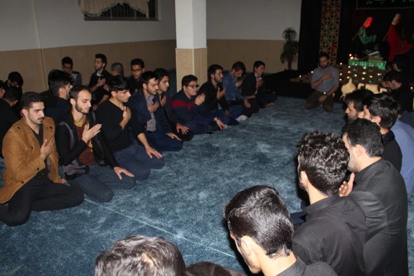 پرسیدم از هلال چرا قامتت خم است ؟ آهی کشید و گفت ماه محرم است...