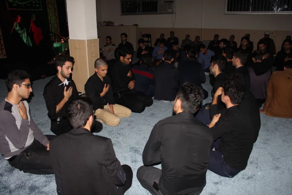 پرسیدم از هلال چرا قامتت خم است ؟ آهی کشید و گفت ماه محرم است...