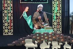 پرسیدم از هلال چرا قامتت خم است ؟ آهی کشید و گفت ماه محرم است...