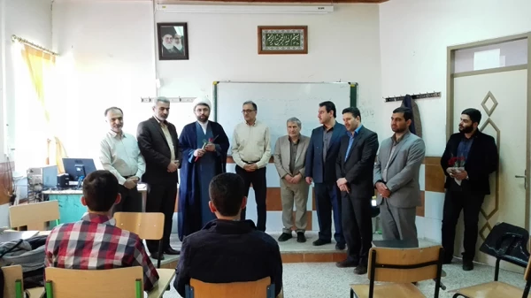 تجلیل از مقام شامخ معلم با حضور  مسئولین پردیس در کلاس استاد