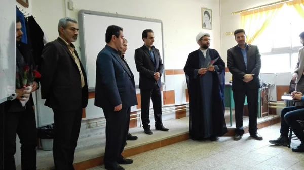 تجلیل از مقام شامخ معلم با حضور  مسئولین پردیس در کلاس استاد