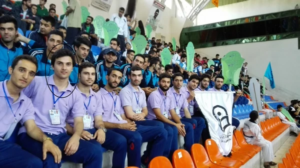 گلچین روزگار عجب خوش سلیقه است                     می چیند آن گلی که به عالم نمونه است