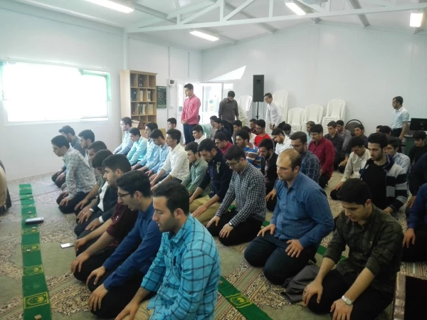 اقامه نماز با شکوه جماعت