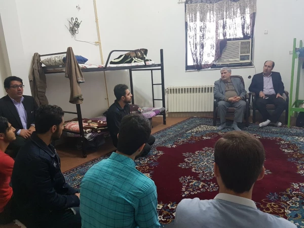 بازدید دکتر احدزاده از سرای دانشجوئی