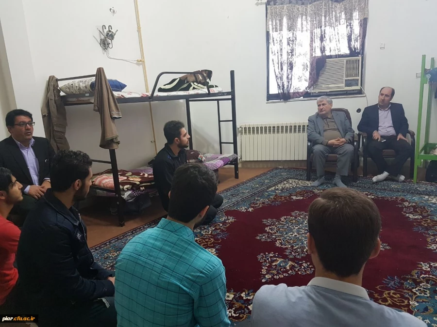 بازدید دکتر احدزاده از سرای دانشجوئی