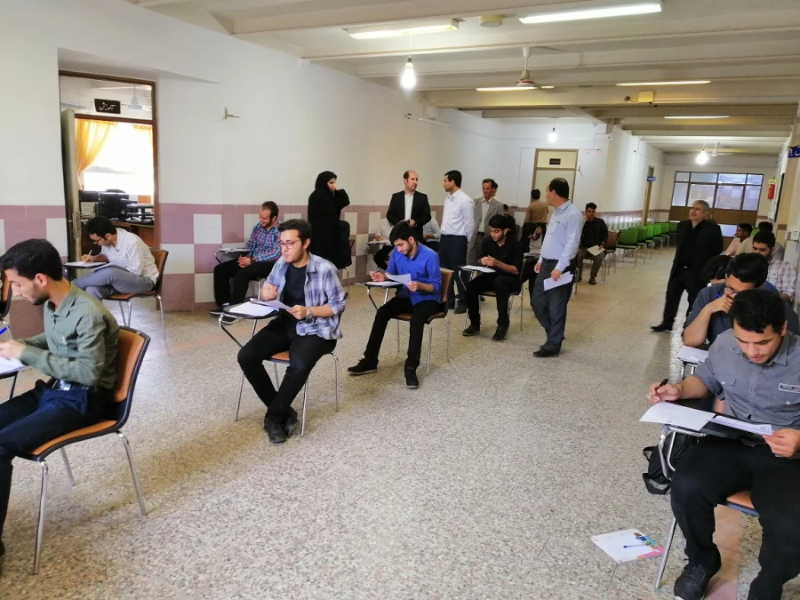 بازدید دکتر احدزاده از حوزه امتحانی پردیس امام علی (ع)