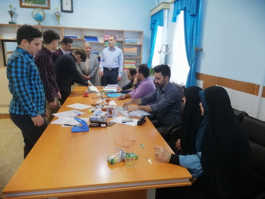 بازدید دکتر امجدی معاون پژوهش و برنامه ریزی اداره کل آموزش و پرورش از روند پذیرش مصاحبه