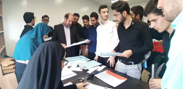 بازدید دکتر احدزاده از روند ثبت نام ورودی های جدید