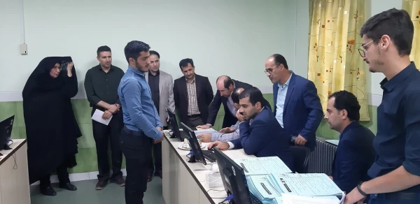 بازدید دکتر احدزاده از روند ثبت نام ورودی های جدید