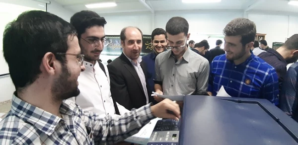 بازدید دکتر احدزاده از روند ثبت نام ورودی های جدید