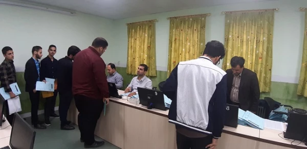 بازدید دکتر احدزاده از روند ثبت نام ورودی های جدید