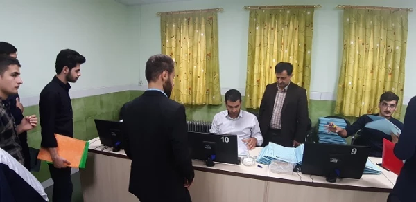 بازدید دکتر احدزاده از روند ثبت نام ورودی های جدید