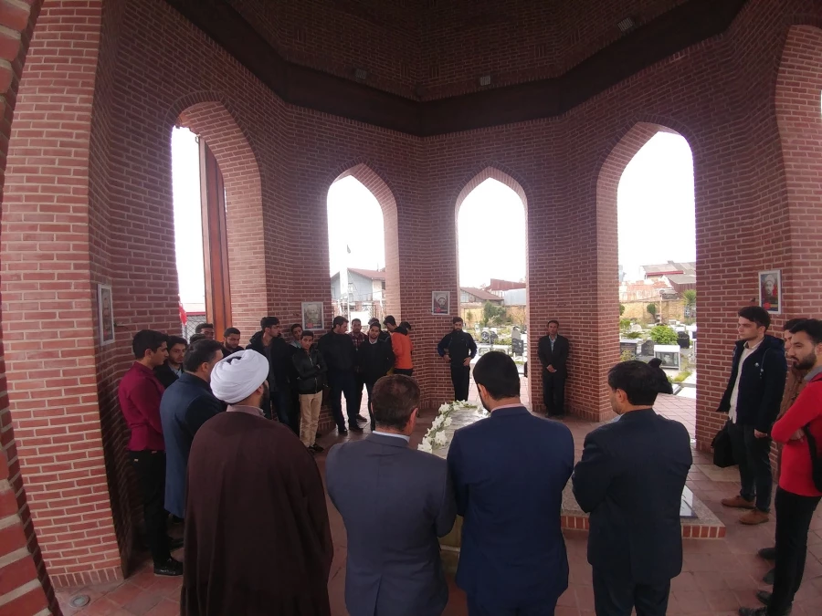 حضور دانشجومعلمان سر  مزارکوچک خان جنگلی